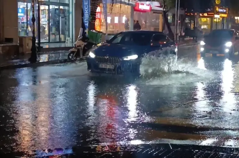 Tekirdağ’da şiddetli yağış: Cadde göle döndü, sürücüler zorlandı
