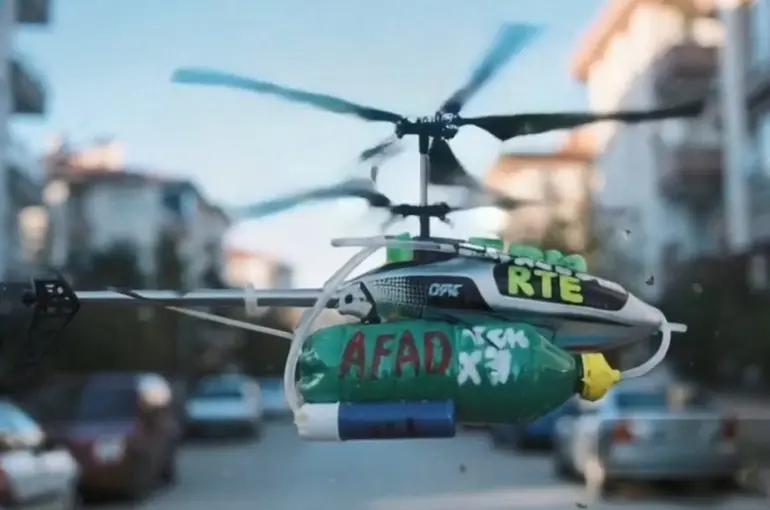 TEKNOFEST’te tanışan iki engelli arkadaş, insansız yangın söndürme helikopteri geliştirdi

