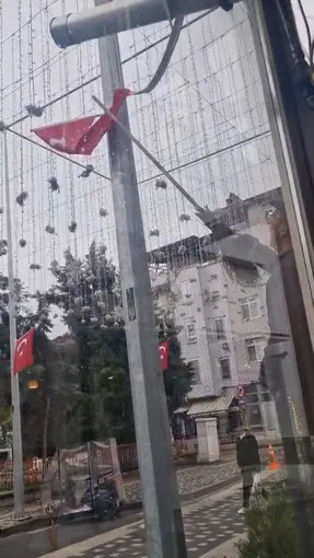Temizlik işçisinin bayrak duyarlılığı
