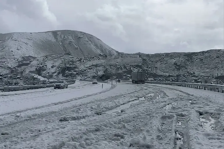 Tendürek Geçidi’nde dolu yağışı kışı aratmadı

