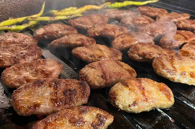 Tescilli Çerkezmüsellim pabuç köftesinin lezzeti 44 yıldır değişmedi
