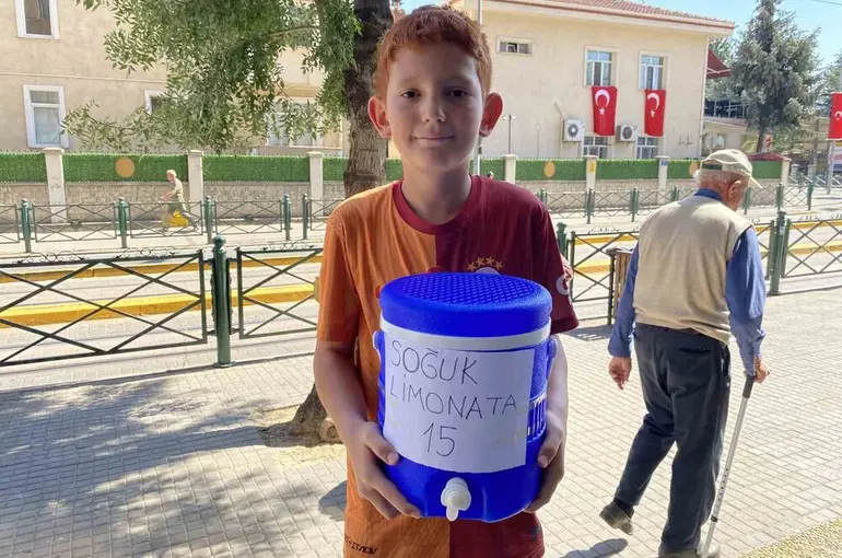 Ticareti merak eden 11 yaşındaki çocuk haftanın bir günü limonata satıyor
