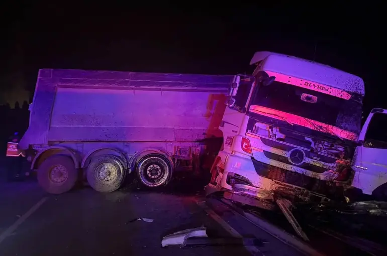 Tır refüjü aşıp karşı şeride geçti: 2 yaralı
