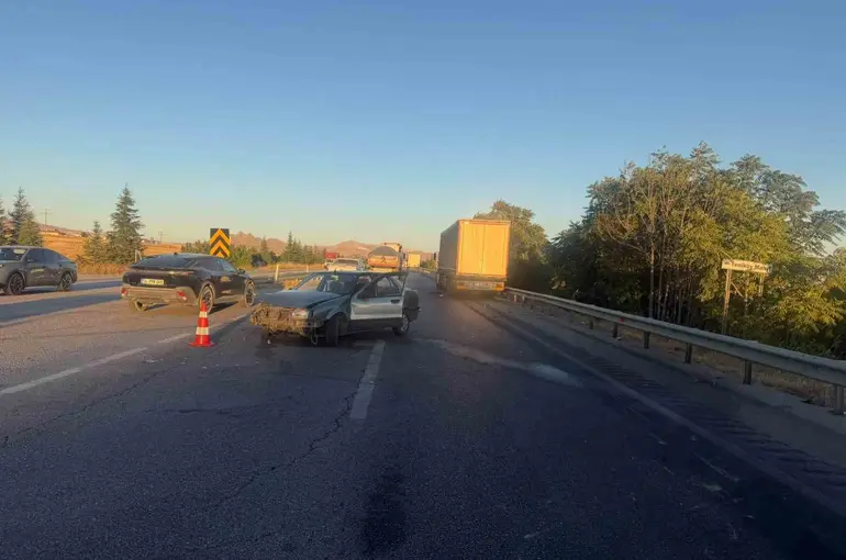 Tıra çarpan otomobilin sürücüsü yaralandı
