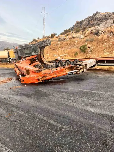 Tırın üzerindeki iş makinesi yola düştü, yol trafiğe kapandı
