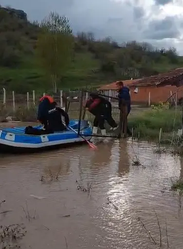 Tokat’ta evlerinde mahsur kalan vatandaşlar AFAD botları ile kurtarıldı
