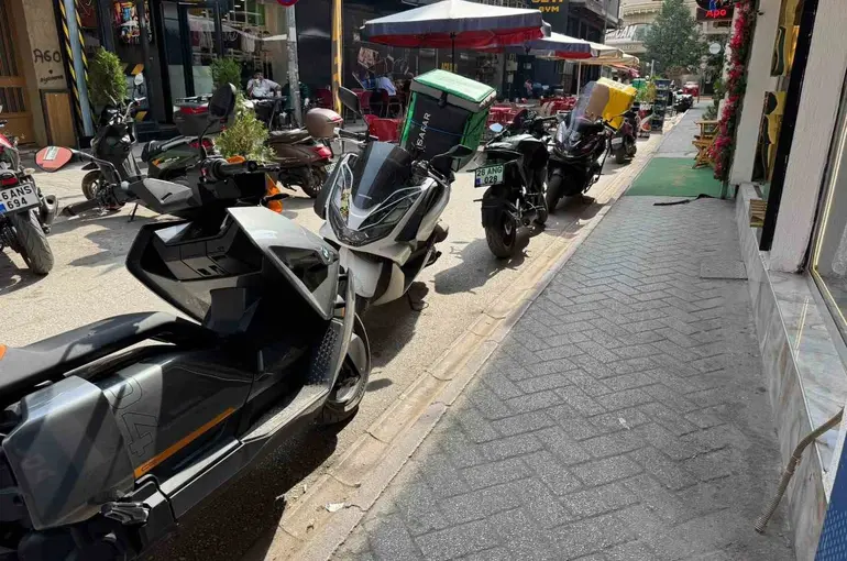Trafiğe kapalı motosikler parkına açık sokak
