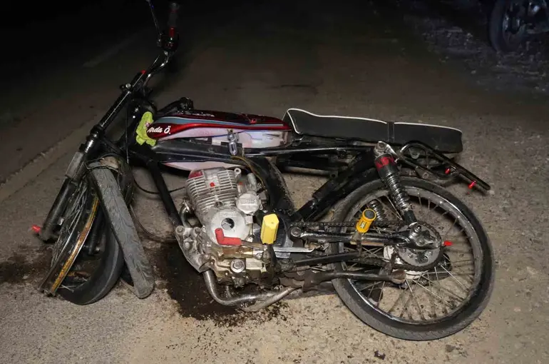 Trafik levhasına çarpan motosiklet hurdaya döndü: 2 yaralı
