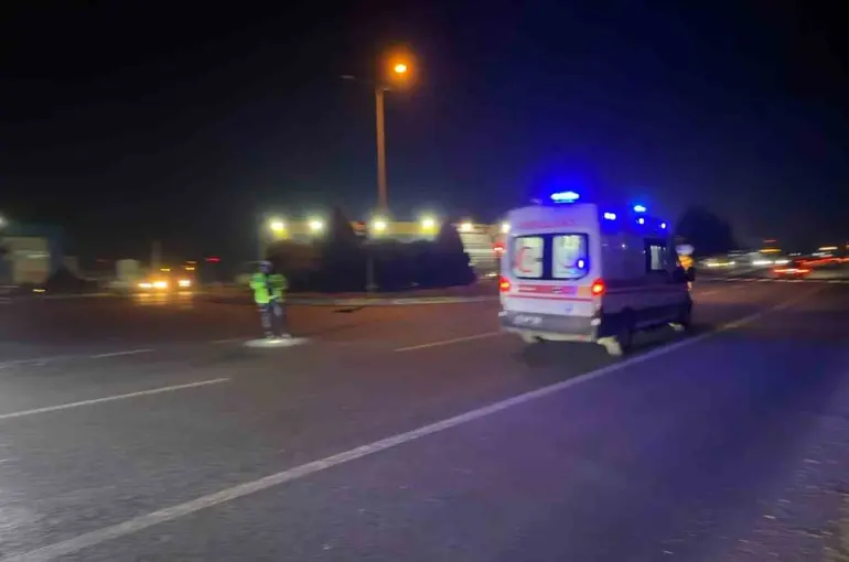 Trafikte kalan ambulansa polis ekiplerinden hızlı müdahale
