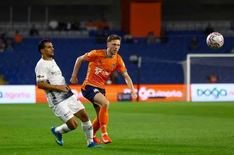 Trendyol Süper Lig: Başakşehir FK: 2 - Gençlerbirliği: 0 (İlk yarı)
