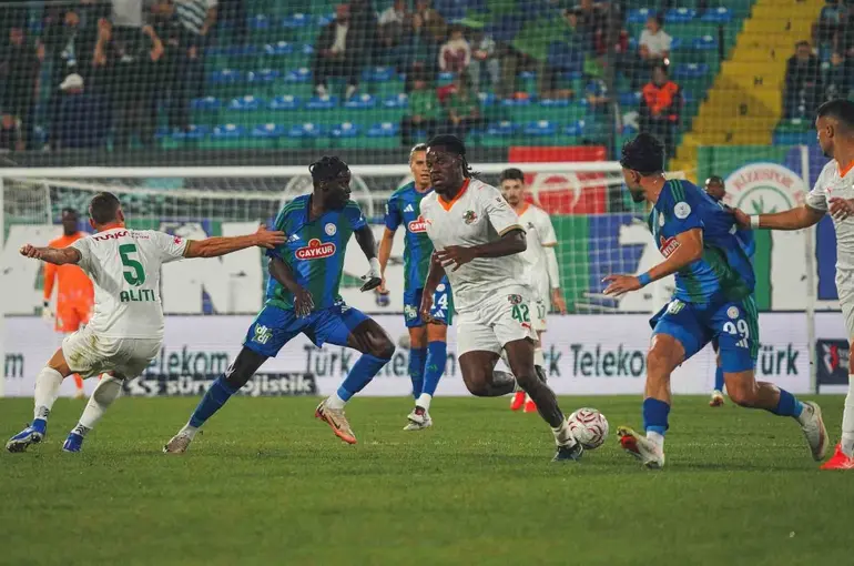 Trendyol Süper Lig: Çaykur Rizespor: 0 - Alanyaspor: 0 (İlk yarı)
