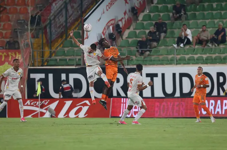 Trendyol Süper Lig: Corendon Alanyaspor: 0 - Göztepe: 1 (İlk yarı)
