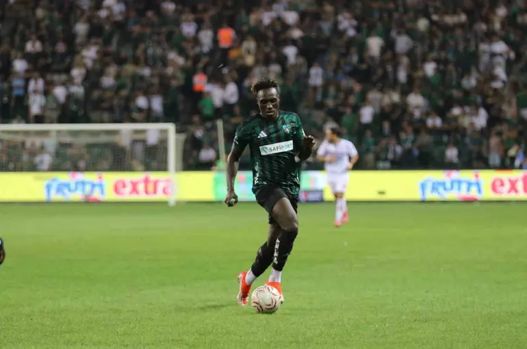 Trendyol Süper Lig: Kocaelispor: 1 - Samsunspor: 0 (İlk yarı)
