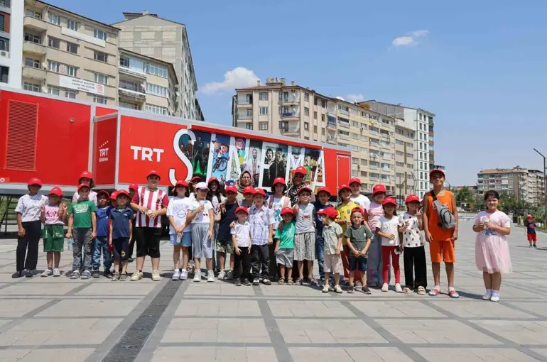 TRT Sinema Tırı Elazığlı çocuklara sinema keyfi yaşattı
