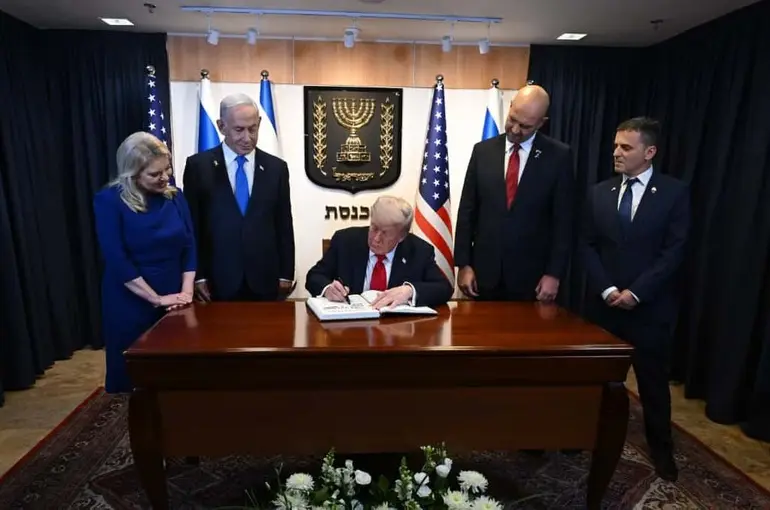 Trump, İsrail Meclisi’nde ziyaretçi defterini imzaladı: "Önemli ve güzel bir gün, yeni bir başlangıç"
