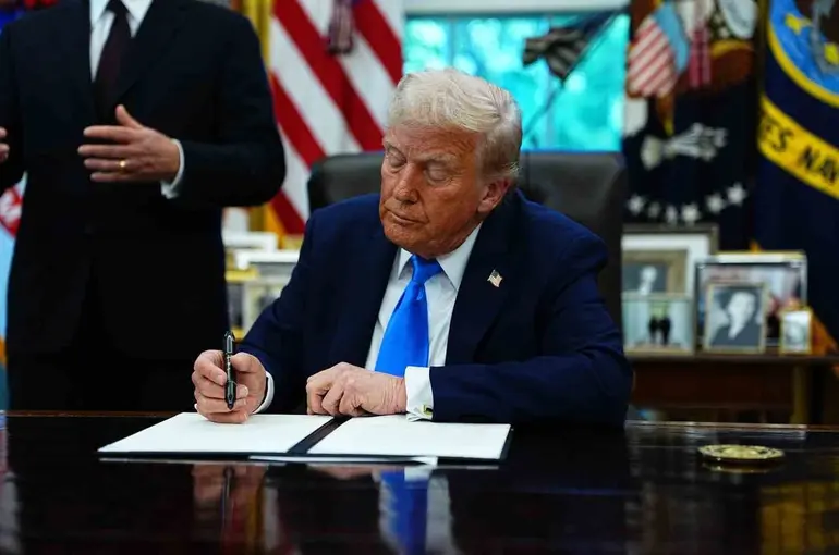 Trump, yüksek vasıflı işçilere verilen H-1B vizesinde şirketlerin ödeyeceği ücreti 100 bin dolara çıkardı
