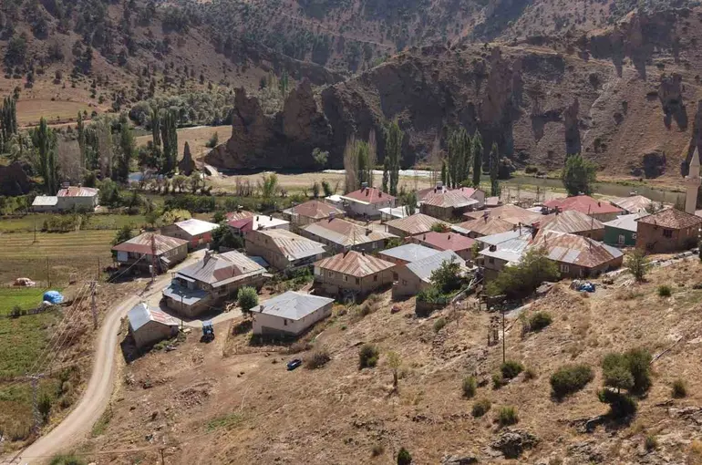 Tufanbeyli’de kayalıkların arasında tarih ve doğa izleri
