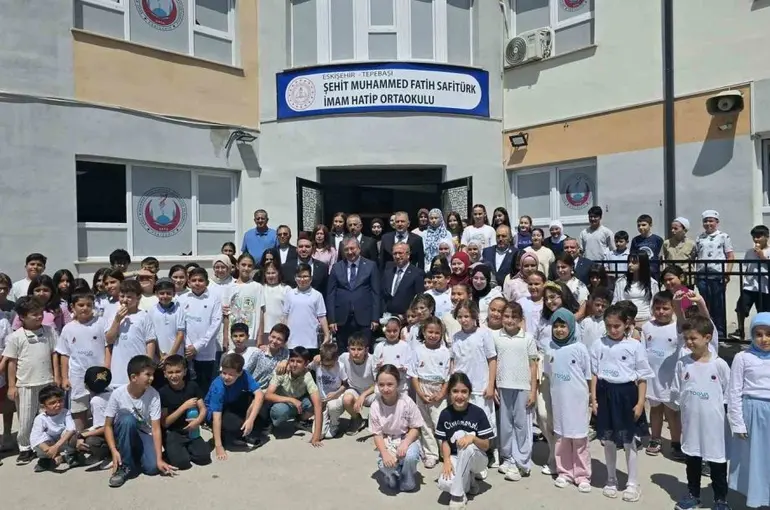 TÜGVA Eskişehir Yaz Okulu’na Vali Yılmaz’dan anlamlı ziyaret
