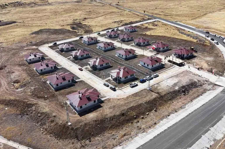 Tunceli’de 18 kırsal konutun anahtarları hak sahiplerine teslim edildi
