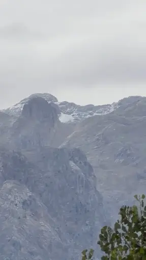 Tunceli’de mevsimin ilk karı yüksek kesimlere yağdı
