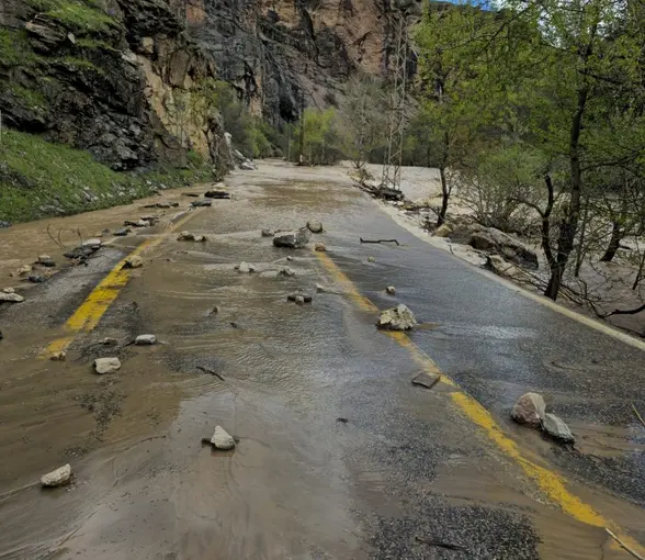 Tunceli’de taşkınlar sonrası hasar alan ilçe yolu ulaşıma kapandı
