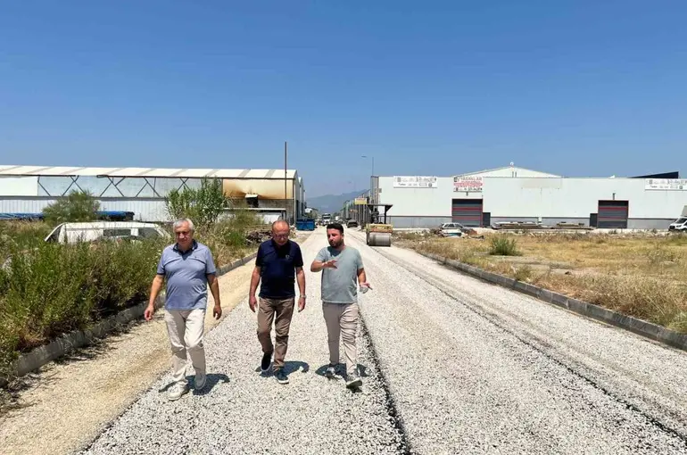 Turgutlu’da sanayi sitesine 5 bin metrekarelik asfalt hamlesi
