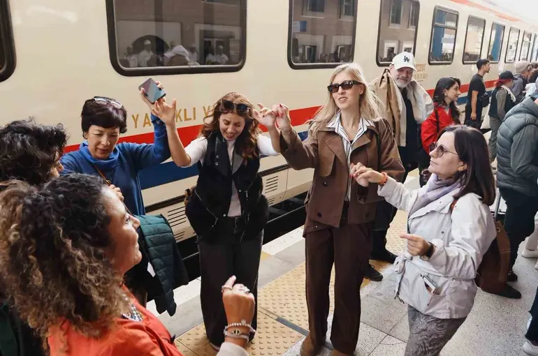 Turistik Karaelmas Ekspresi yolcularını Madenci Korosu coşkuyla karşıladı
