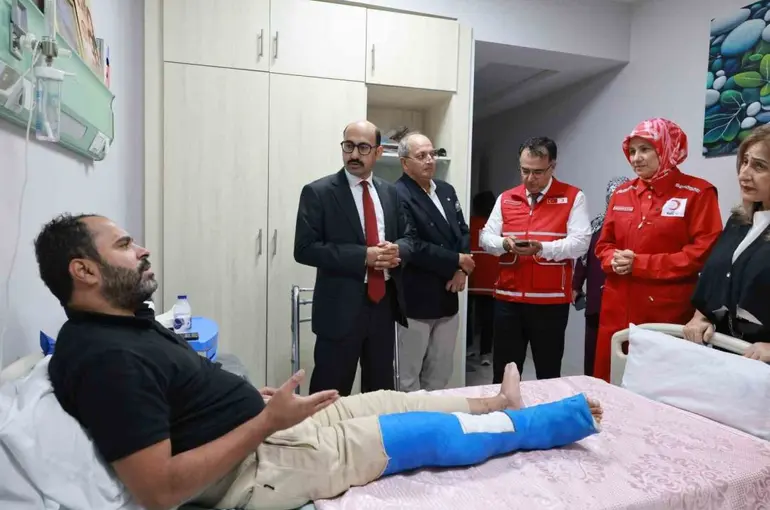Türk Kızılay Genel Başkanı Yılmaz, Kahire’de Gazzeli hastaları ziyaret etti
