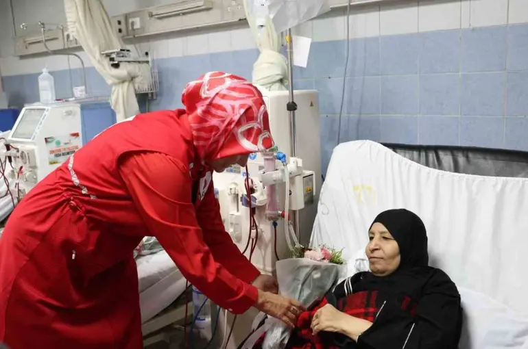 Türk Kızılay Genel Başkanı Yılmaz, Kahire’de Gazzeli hastaları ziyaret etti
