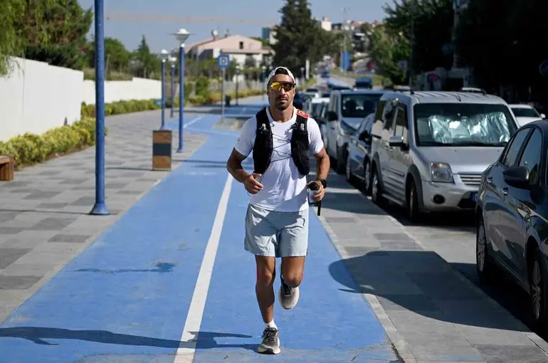 Türkiye’yi dünyaya tanıtmak için başladığı 5 bin kilometrelik ultra maratonda 6’ıncı durağı Kuşadası oldu
