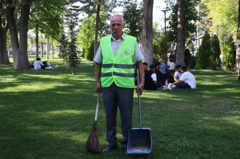 Türkü duyunca dayanamayan temizlik görevlisinin sesi dinleyenleri mest etti
