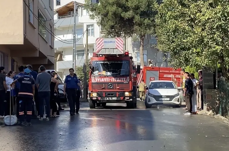 Tuzla’da 2 katlı binanın çatısı alev alev yandı
