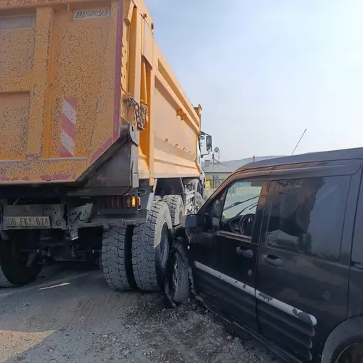 Tuzluca’da kamyon ile hafif ticari araç çarpıştı
