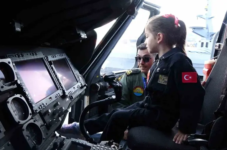 Uçakları camdan izliyordu, TEKNOFEST’te kokpite oturdu: 6 yaşındaki Meryem’in F-16 hayali
