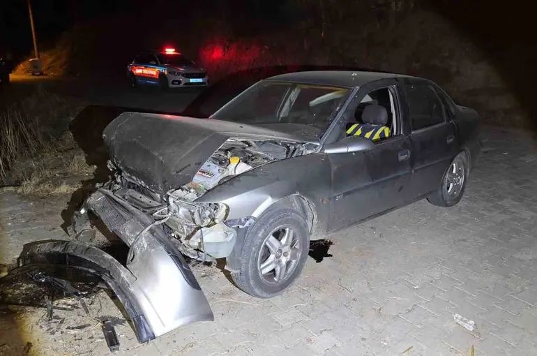 Uçuruma yuvarlanan otomobilde sıkışan sürücü kurtarıldı
