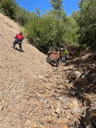 Uçurumdan yuvarlanan yaşlı motosiklet sürücüsü öldü

