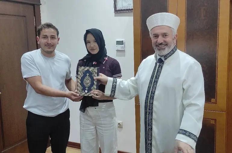 Ukraynalı Anhelina Müslüman oldu, "Ayla" ismini aldı
