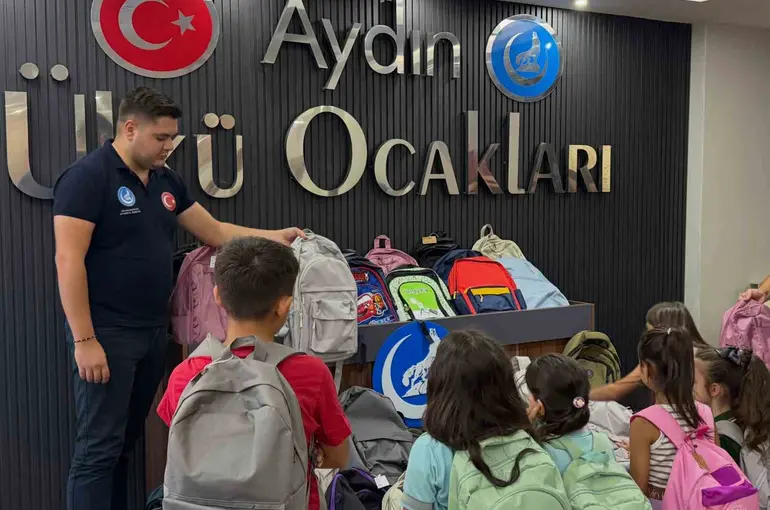 Ülkücülerden öğrencilere kırtasiye desteği
