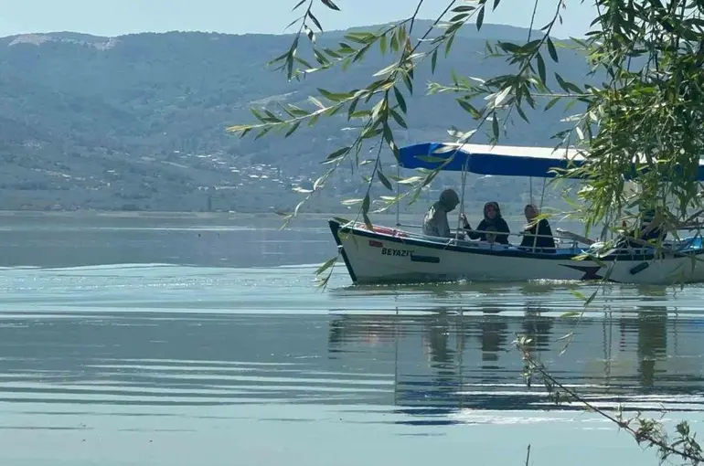 Uluabat Gölü’nün suları çekildi; Gölyazı’da hayat normale döndü
