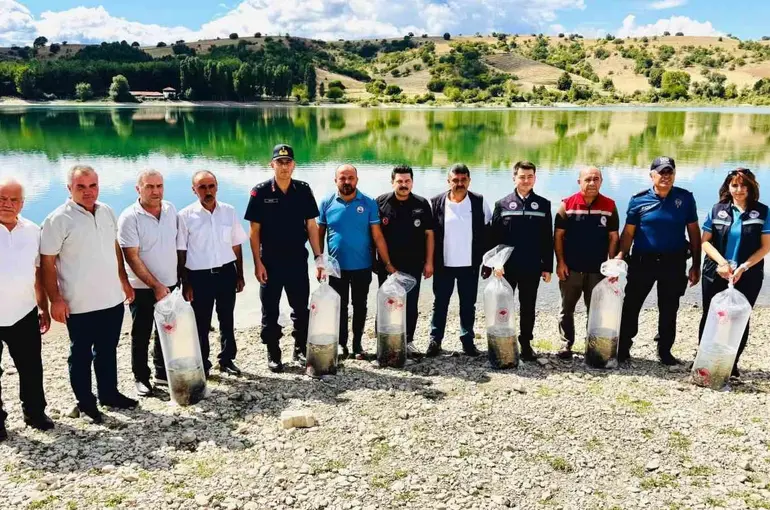 Uluköy Barajı’na 75 bin sazan yavrusu bırakıldı
