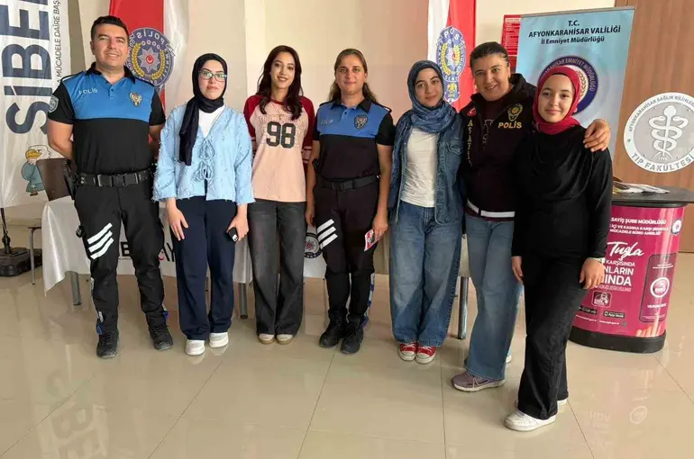 Üniversite öğrencilerine güvenlik ve siber farkındalık eğitimi
