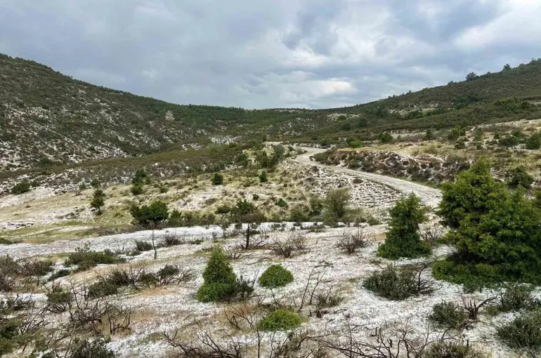 Uşak’ın yüksek kesimlerinde dolu yağışı etkili oldu

