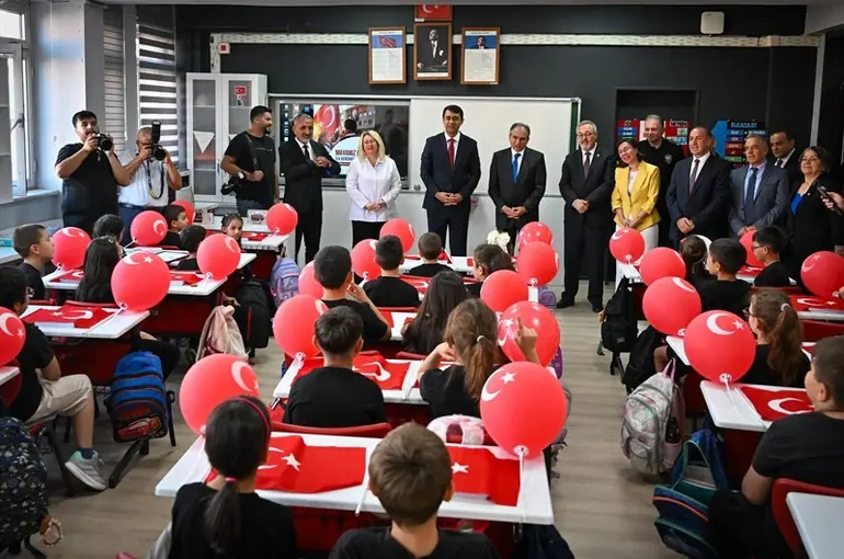 Uşak’ta eğitim öğretim yılının ilk ders zili çaldı
