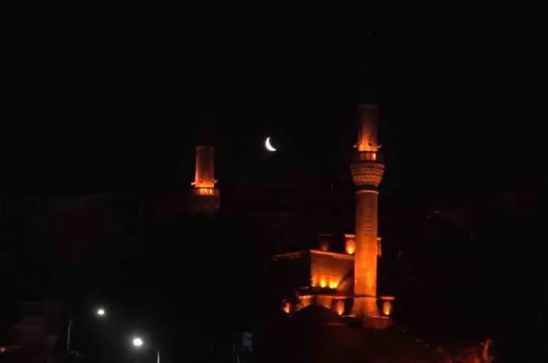 Üsküdar’da iki minare arasında beliren hilal, kartpostallık görüntüler oluşturdu
