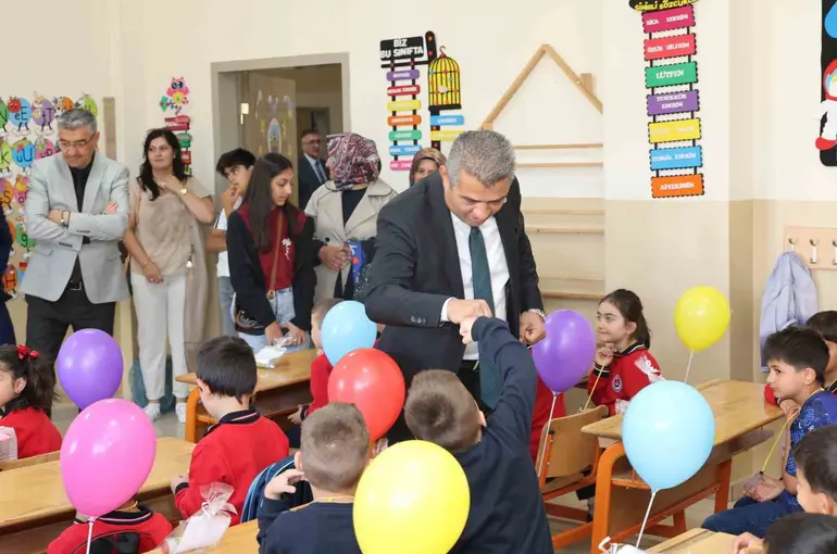 Uyum Haftasında minik öğrencilerin heyecanına ortak oldular
