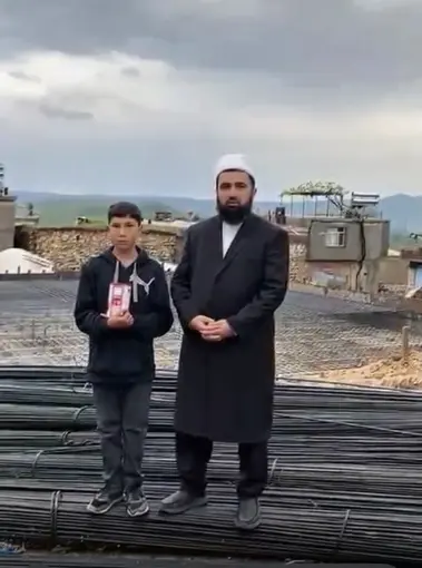 Vaazdan etkilendi, kumbarasındaki paraları camiye bağışladı
