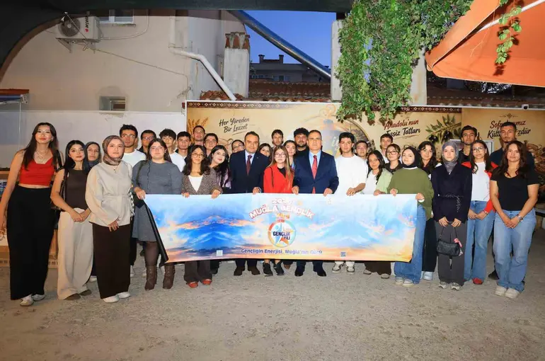 Vali Akbıyık, ‘Gelin Tanış Olalım’ projesine katılan gençlerle buluştu
