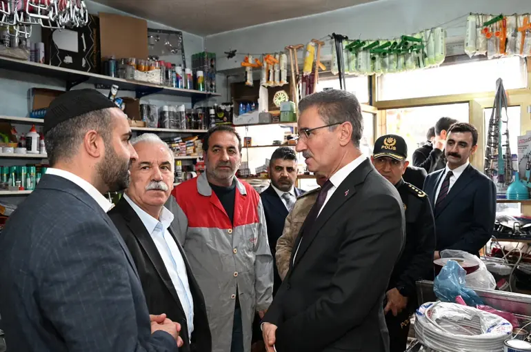 Vali Baruş Karayazı’da esnafla buluştu
