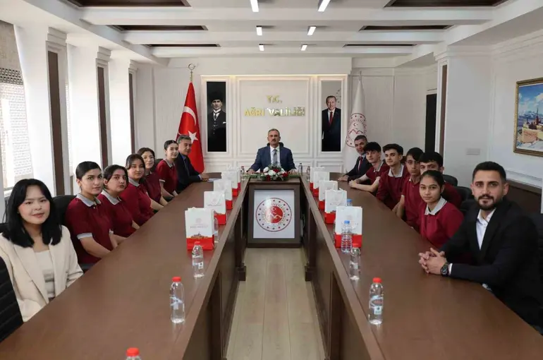 Vali Bozkurt öğrencilerle bir araya geldi
