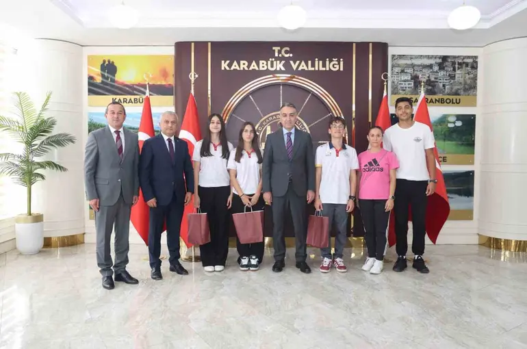 Vali Çağatay’dan başarılı sporculara hediye
